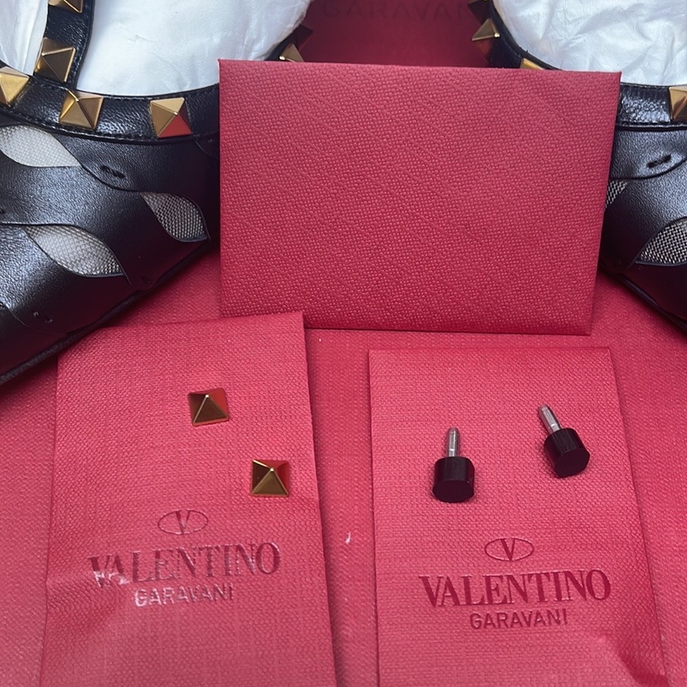 Valentino Garavani Rockstud t-strap - Picture 3 of 13
